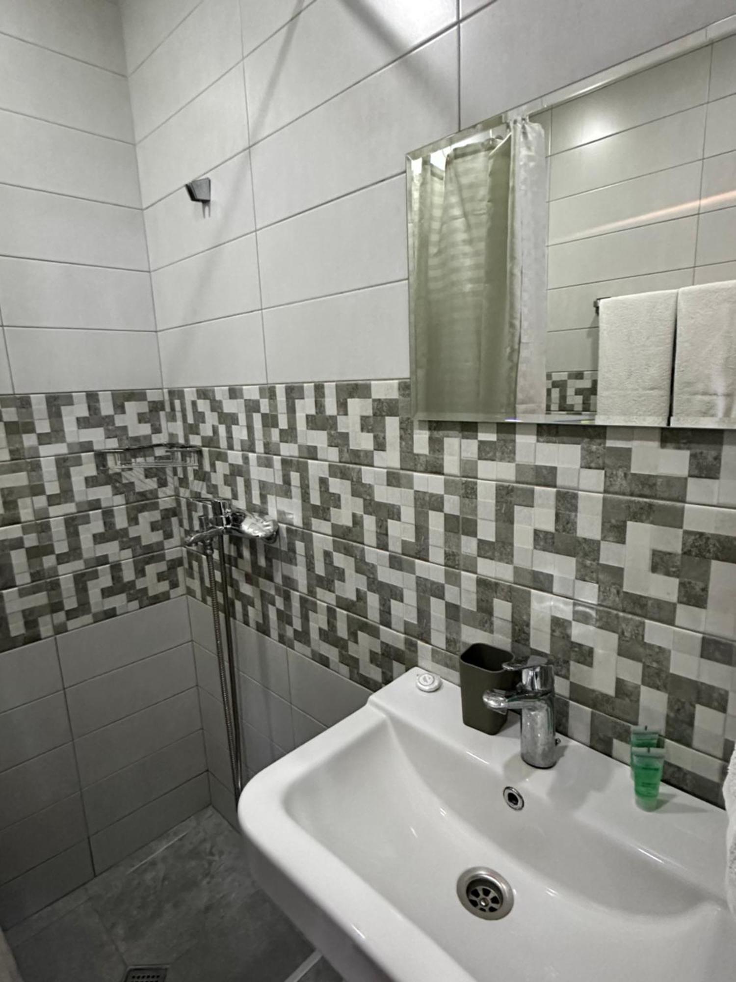 Hotel Lile Tiflis Exterior foto