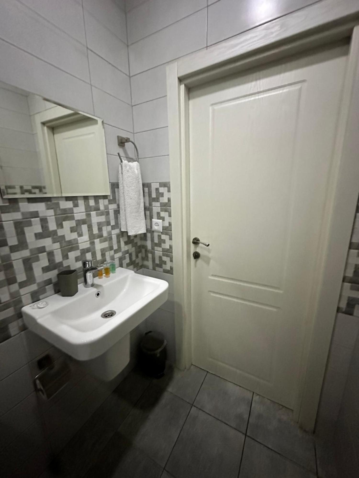 Hotel Lile Tiflis Exterior foto